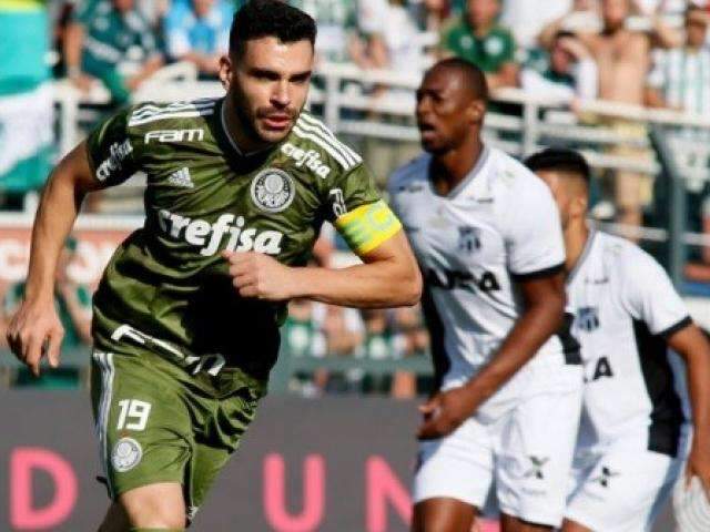 Com gols de Bruno Henrique, Palmeiras bate Ceará e dispara na liderança