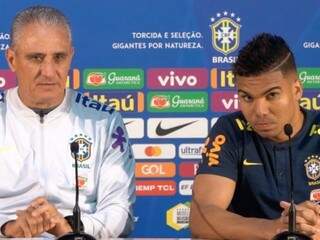 Tite ao lado de jogador durante coletiva de imprensa (Foto: Leandro Lopes/CBF)