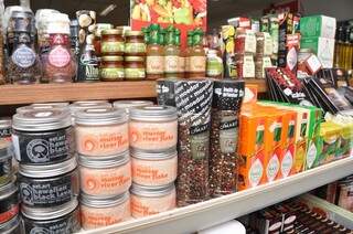Sais, azeites e pimentas importadas estão entre os produtos mais procurados. (Foto: Marcelo Calazans)
