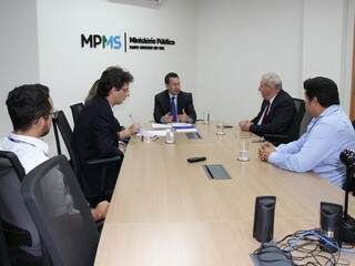 Representantes do Ministério Público e da Agepen durante assinadura de acordo nestra manhã (10). (Foto: Divulgação/MPE)