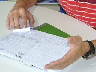 Mesmo com as guias autorizads em mãos, Marcos Gomes não consegue fazer os exames. (Foto: Minamar Junior)