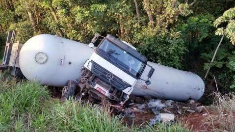 Carregado com 30 mil litros de GLP, caminhão tomba após passar por buraco