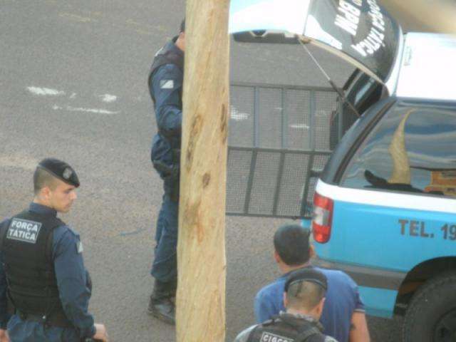 Assaltantes s&atilde;o pegos por roubar carro na Vila Ieda; leitora flagra pris&atilde;o