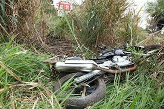 Motocicleta ficou destruída. (Foto: Site Edição Notícias MS)