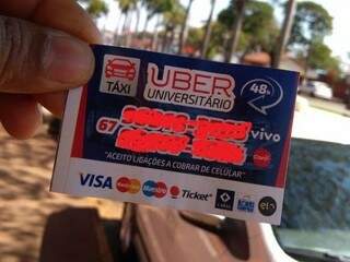 Cartões com nome da Uber e telefones de contato estão sendo distribuídos em Dourados (Foto: Direto das Ruas)