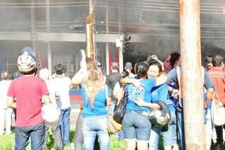 Funcionários ficam emocionados diante do incêndio na loja Paulistão (Foto: Luciano Muta)