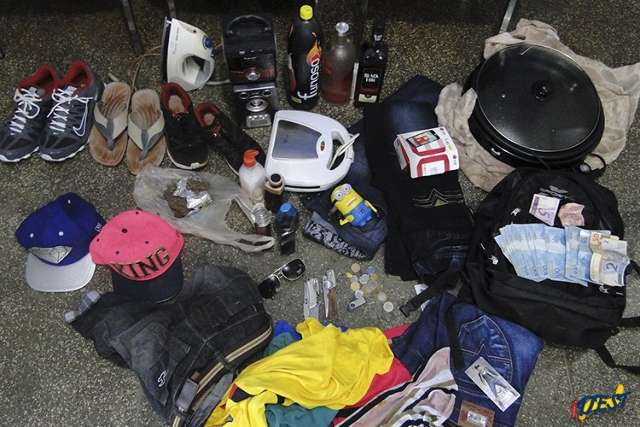 Em duas horas, dupla rouba casas e faz farra com R$ 9 mil roubados