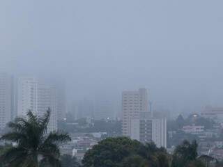 Campo Grande amanheceu com nevoeiro nesta terça-feira. (Foto: Henrique Kawaminami)