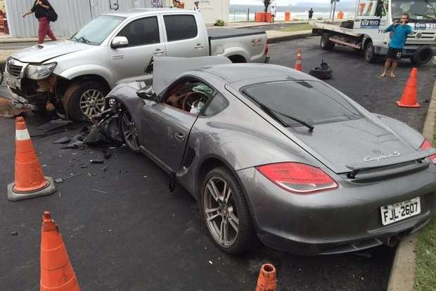 Jogador de futebol bate Porsche em Hilux de filho de fazendeiro de MS