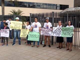 Familiares e amigos de Márcia protestaram em frente ao Fórum (Foto: Graziella Almeida)