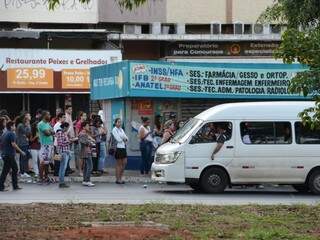 Passageiros aguardam chegada de van, veículo muito comum para o transporte mais barato, porém irregular de passageiros (Foto: Agência Brasil)