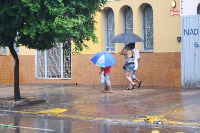 Em MS, feriad&atilde;o ter&aacute; calor de at&eacute; 35 graus e h&aacute; risco de chuva na virada