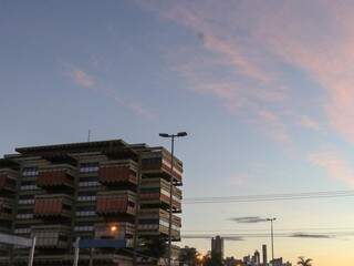 Céu amanhecendo na Fernando Correa da Costa, uma das avenidas mais movimentadas de Campo Grande (Foto: Henrique Kawaminami) 