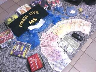 Dinheiro, CDs, DVDs e drogas foram apreendidas. (Foto: Edição Notícias)