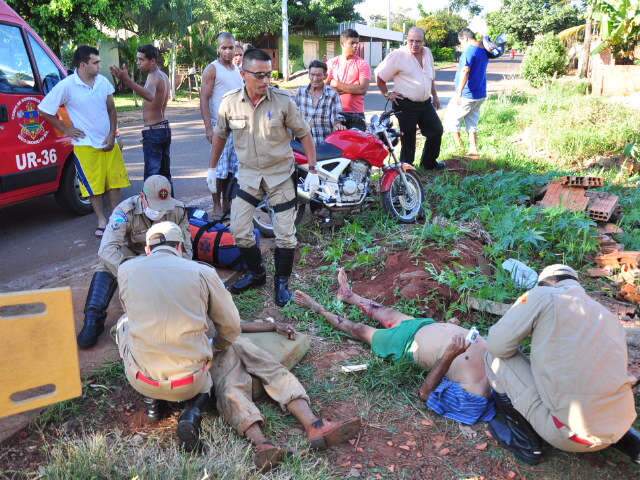  Peugeot bate em moto, que depois atropela homens na cal&ccedil;ada