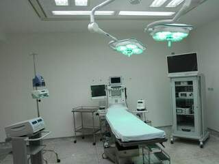 Salas cirúrgicas estão prontas e equipadas, mas dependem de financiamento para operar (Foto: Saul Schramm)