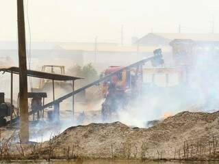 Bombeiros combatem chamas que voltaram a atingir empresa no bairro Coronel Antonino. (Foto: André Bittar)