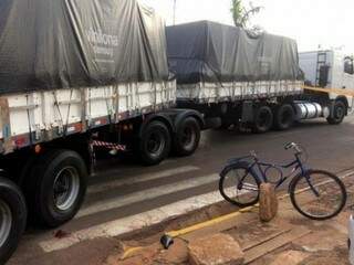 Bicicleta onde estavam as vítimas ao lado do caminhão que estava carregado com 50 toneladas de celulose. (Foto: Mil Notícias) 