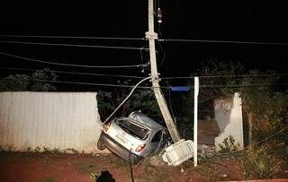 Veículo ficou destruído com o acidente, mas jovens não se feriram. (Foto:PC de Souza/Nova Notícias)