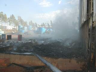 Fogo destruiu parte de galpão, caixas d&#039;água e galões de tíner. (Foto: Pedro Peralta)