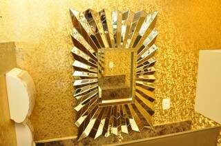 O segundo banheiro feminino, &quot;gold&quot; tem ouro no papel de parede. (Foto: Marcelo Callazans)