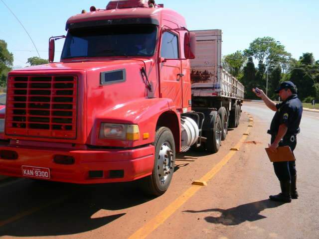  Campanha contra tr&aacute;fego pesado aborda 200 caminh&otilde;es e carretas em Dourados