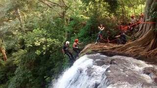 Recanto há 10 km de Campo Grande, Cachoeira do Céuzinho é popular entre quem pratica rapel (Foto: Divulgação)
