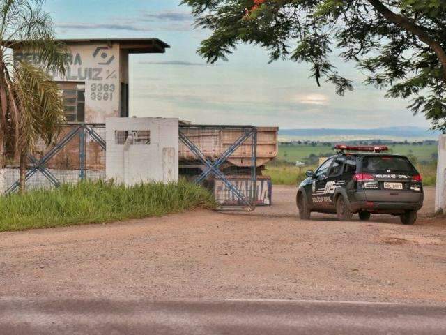 Trabalhadores chegam em pedreira e encontram seguran&ccedil;a amarrado