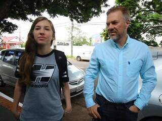 Deborah Pólvora tomou a decisão de mudar de escola e foi apoiada pelo pai (Foto: André Bittar)
