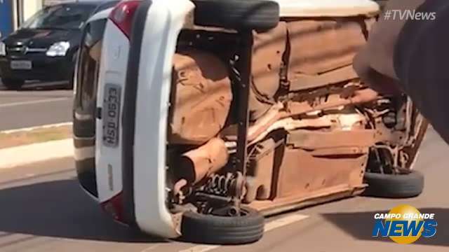 Carro tomba ap&oacute;s colis&atilde;o e causa congestionamento na J&uacute;lio de Castilho