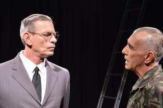 Foto retrata cena em que Breno Moroni  conversa com o General Ernesto Geisell. (Foto: Divulgação Internet)