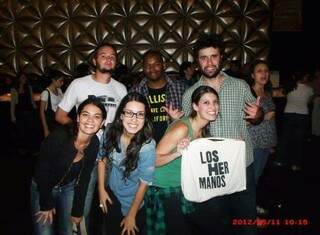 Tamyres e a galera de Poços no show, que viraram amigos. À esquerda, de preto, Mariana. (Foto: Acervo Pessoal)