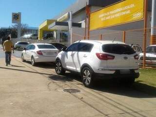 Carros estacionados na calçada da Av Afonso Pena na manhã desta quinta-feira (01) (Foto: Direto das ruas)
