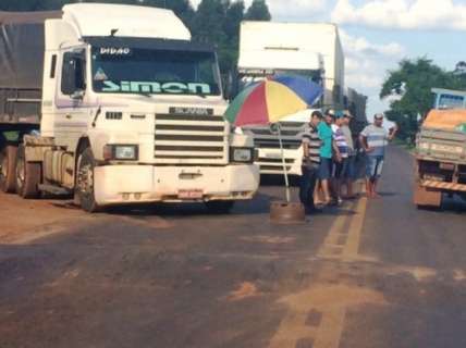 Ministro ameaça multa de R$ 1,9 mil e inibe protesto de caminhoneiros