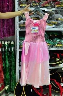 Vestido de princesa no Bazar São Gonçalo custa R$ 159,00. (Foto: Luciano Muta)