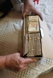 Dinheiro dentro de pacote, distribuídos em maços de R$ 50,00.
