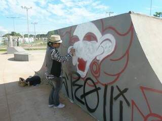 Aos 40 anos, Marilena grafitando na Orla Morena (Foto: Divulgação)
