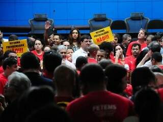 Manifestantes no plenário da ALMS (Foto: Paulo Francis)