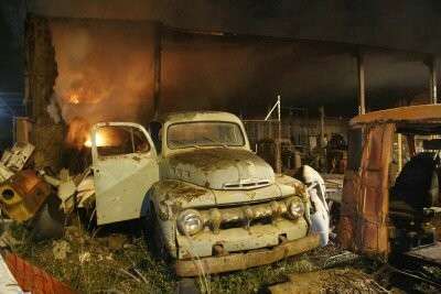 Mega inc&ecirc;ndio destr&oacute;i oficina mec&acirc;nica no anel rodovi&aacute;rio