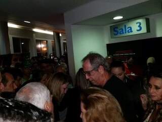 Até o diretor do filme, Sergio Rezende (roupa preta e óculos, no centro da imagem) teve que passar pelo tumultuo no cinema de Dourados (Foto: Hélio de Freitas)