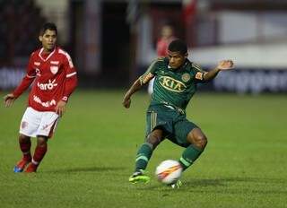 Márcio Araújo marcou, mas o Palmeiras ficou apenas no empate em Mogi (Foto: Tom Dib)