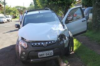 Fiat Strada ficou com a frente danificada. (Foto: Marcos Ermínio)