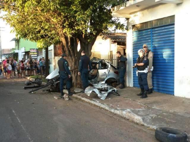 Carro ficou completamente destru&iacute;do em acidente com 2 mortos