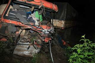 Cabine da carreta bitrem destruída após colisão (Foto: PC de Souza/Edição de Notícias)