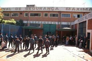 Policiais militares na porta da Máxima: circunstâncias de fuga serão apuradas pela direção da Agepen (Foto: Arquivo)
