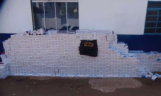 Mulher &eacute; flagrada com 2,7 mil pacotes de cigarros contrabandeados