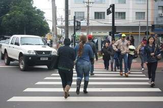 Pedestres precisam correr para atravessar Afonso Pena. (Foto: Marcos Ermínio)