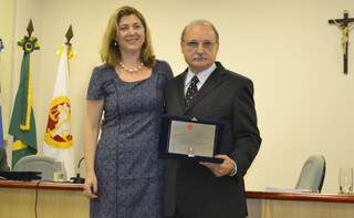 Conselheira Thais Ferraz entrega certificado de conclusão da meta II ao secretário Jacini. (Fotos:Luciana Brazil) 