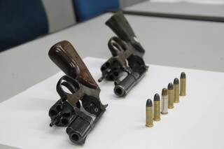Armas usadas na execução: o revólver de cano mais curto foi de onde partiram os disparos. (Foto: Marcos Ermínio)