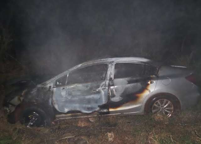 Taxista reage a assalto, leva facada e tem carro incendiado
